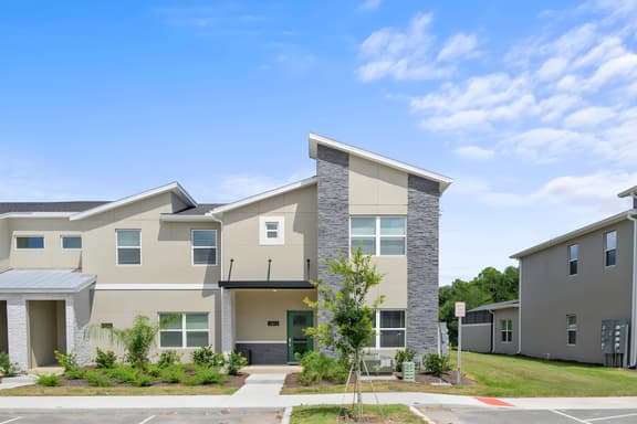5BR lake view home w/ pool & resort perks